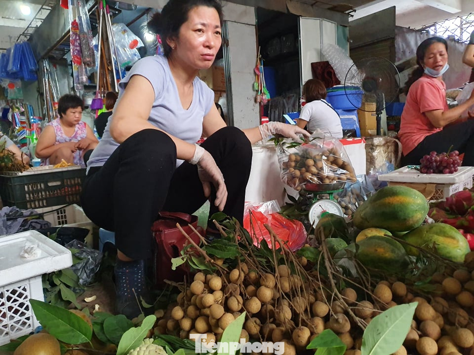 Gặp khó vì dịch COVID -19, nhãn giá rẻ tràn ngập đường phố Thủ đô ảnh 8