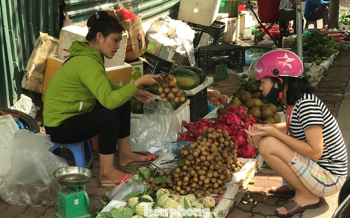 Gặp khó vì dịch COVID -19, nhãn giá rẻ tràn ngập đường phố Thủ đô ảnh 9