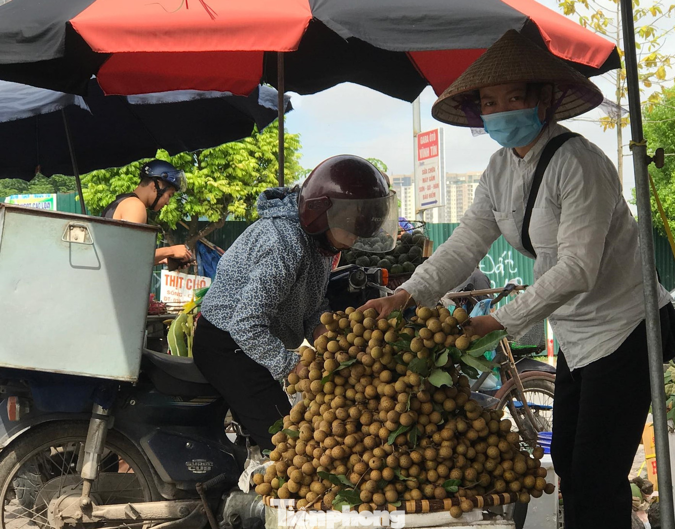 Gặp khó vì dịch COVID -19, nhãn giá rẻ tràn ngập đường phố Thủ đô ảnh 5