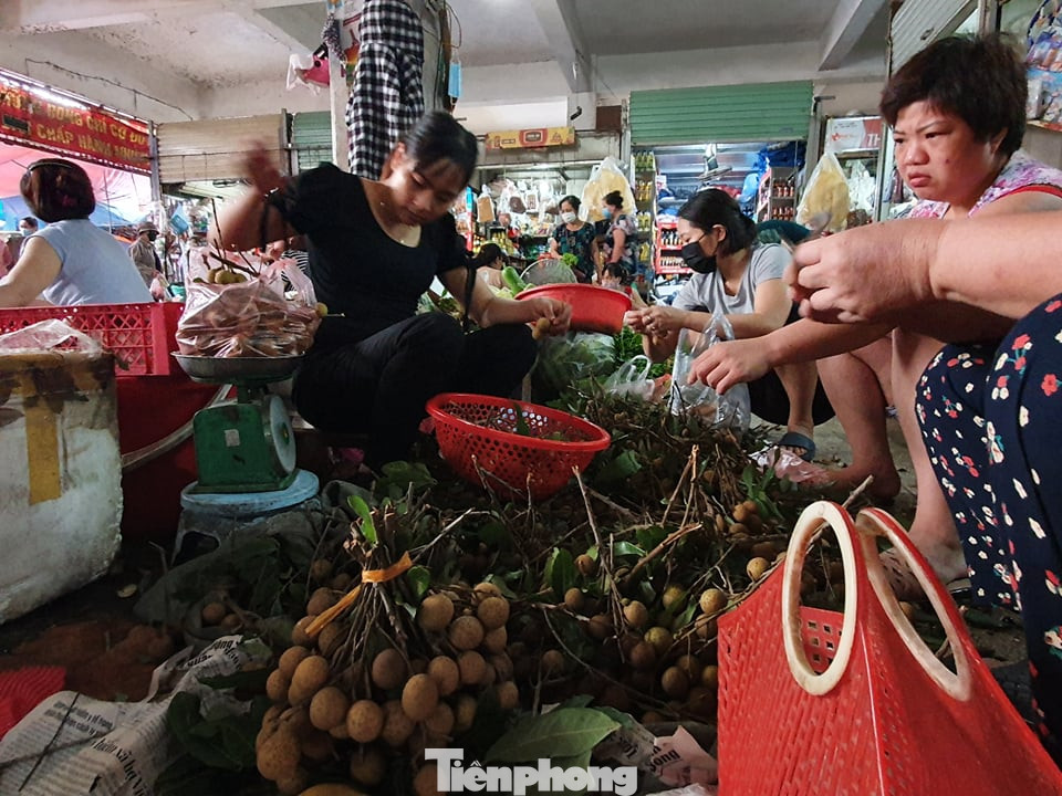 Gặp khó vì dịch COVID -19, nhãn giá rẻ tràn ngập đường phố Thủ đô ảnh 7