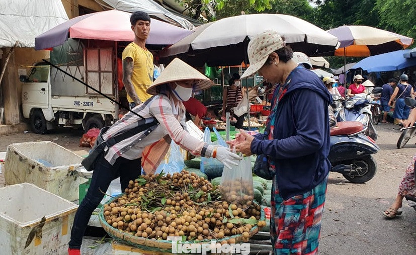Gặp khó vì dịch COVID -19, nhãn giá rẻ tràn ngập đường phố Thủ đô ảnh 6