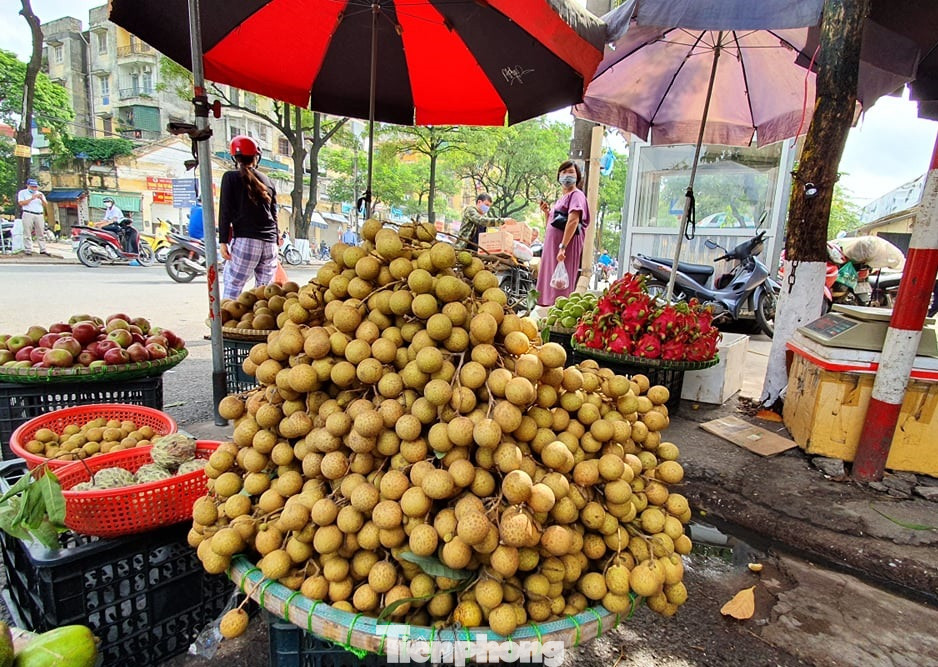 Gặp khó vì dịch COVID -19, nhãn giá rẻ tràn ngập đường phố Thủ đô ảnh 4