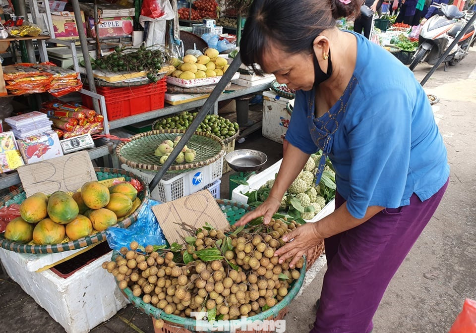 Gặp khó vì dịch COVID -19, nhãn giá rẻ tràn ngập đường phố Thủ đô ảnh 3