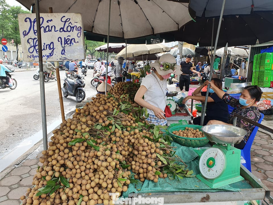 Gặp khó vì dịch COVID -19, nhãn giá rẻ tràn ngập đường phố Thủ đô ảnh 1
