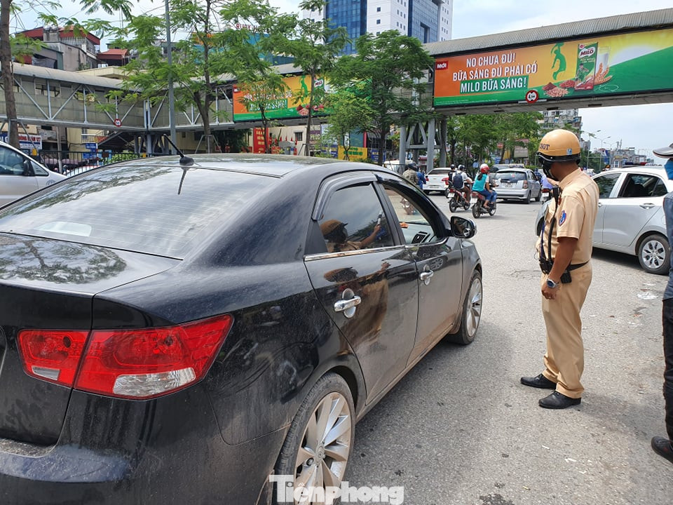 Ra quân xử phạt loạt taxi 'biến hóa' biển số, đón khách sai quy định ở Hà Nội ảnh 3