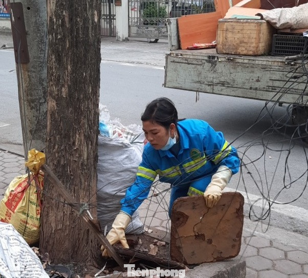Cận cảnh công nhân môi trường chật vật dọn rác cồng kềnh ngày giáp Tết ảnh 1