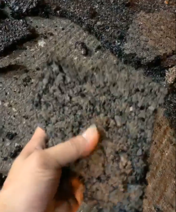 Đường ở Hà Nội vừa thảm xong có thể lấy tay bóc từng mảng ảnh 3