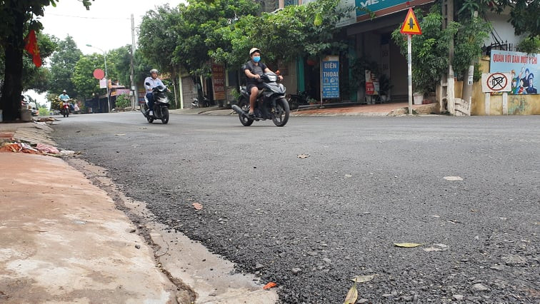 Đường ở Hà Nội vừa thảm xong có thể lấy tay bóc từng mảng ảnh 4