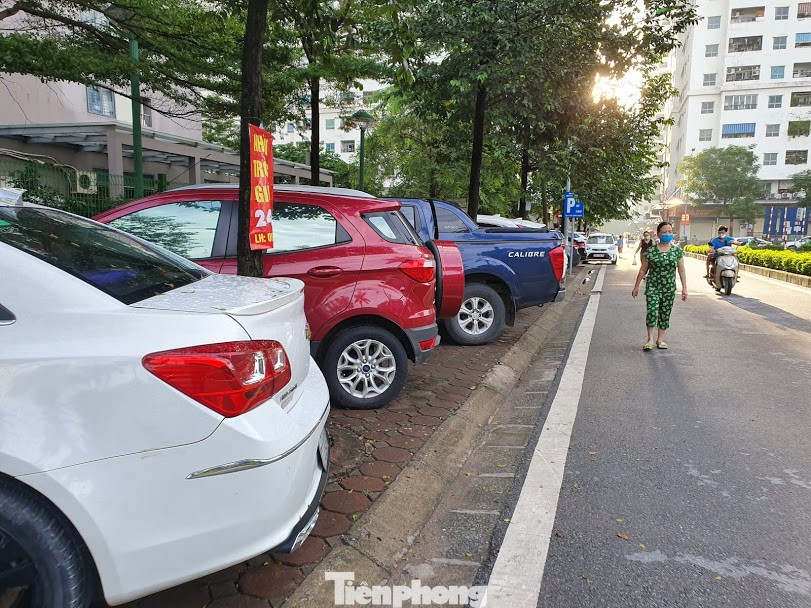 Liên tục bị xử phạt, các bãi xe 'xẻ thịt' vỉa hè vẫn hoạt động náo nhiệt ảnh 4