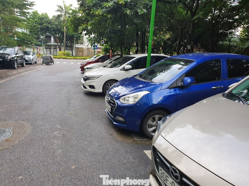 Liên tục bị xử phạt, các bãi xe 'xẻ thịt' vỉa hè vẫn hoạt động náo nhiệt ảnh 6