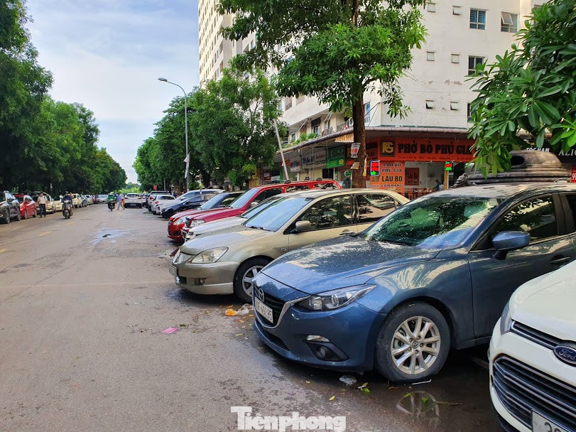 Liên tục bị xử phạt, các bãi xe 'xẻ thịt' vỉa hè vẫn hoạt động náo nhiệt ảnh 1