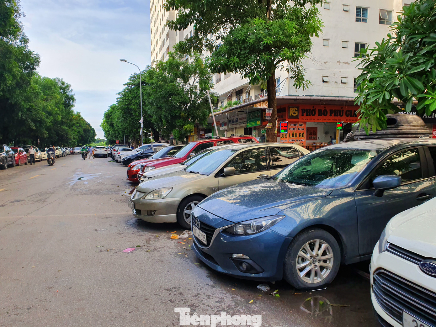 Cận cảnh bãi gửi xe tạm lách luật 'xẻ thịt' vỉa hè Thủ đô ảnh 4