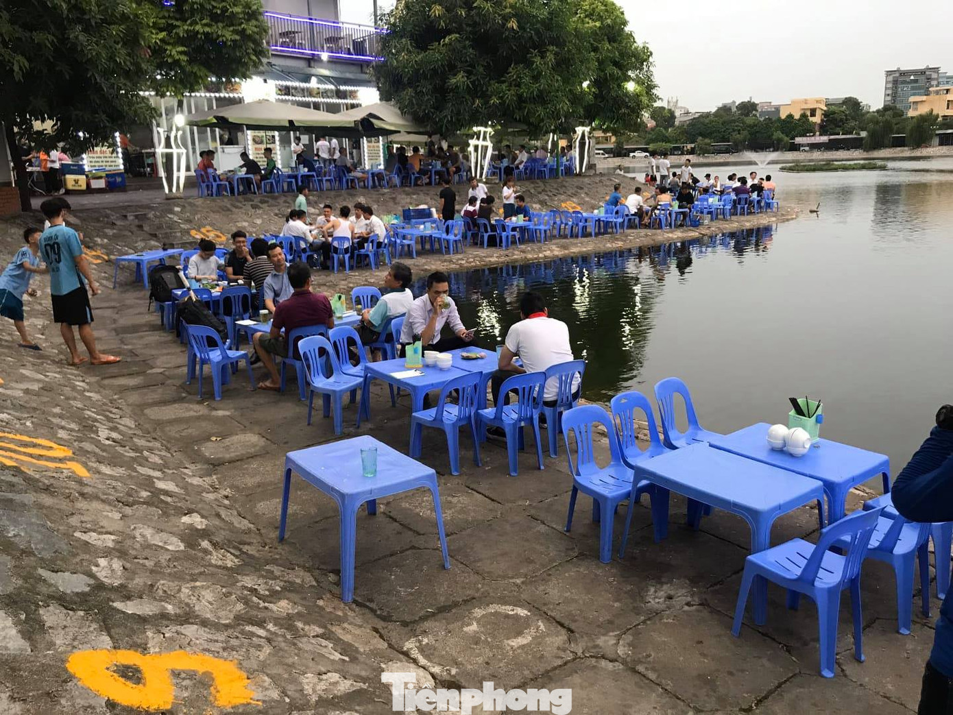 Hồ vừa cải tạo 'tiền tỷ' dày đặc quán bia, thách thức cơ quan chức năng Hà Nội ảnh 5