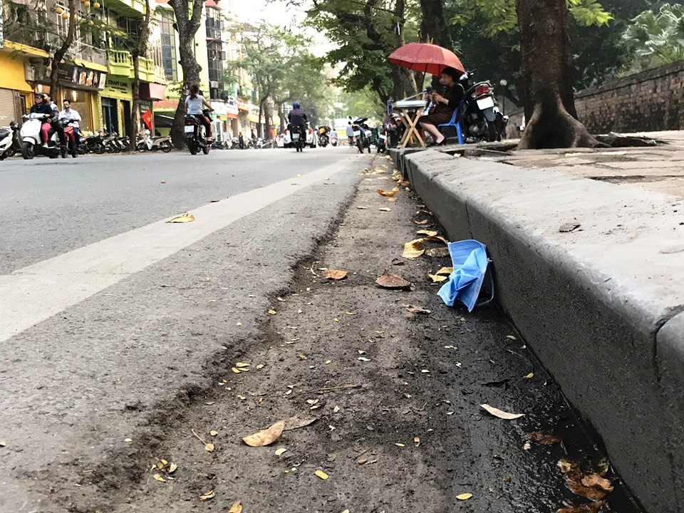 Giữa dịch Covid-19, tình trạng vứt bừa bãi khẩu trang bẩn tái diễn ở Hà Nội ảnh 10