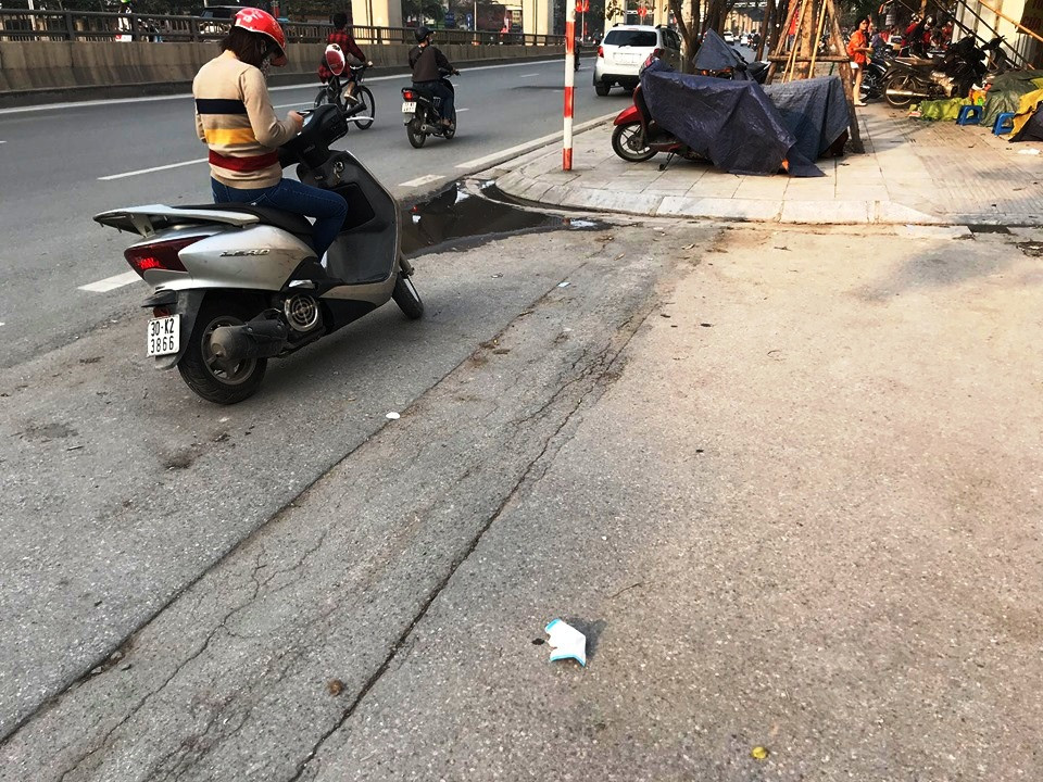 Giữa dịch Covid-19, tình trạng vứt bừa bãi khẩu trang bẩn tái diễn ở Hà Nội ảnh 2