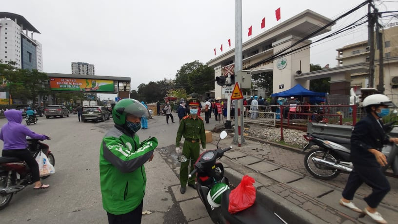 Người dân xếp hàng dài vào chăm, tiếp tế cho bệnh nhân ở Bạch Mai ảnh 6