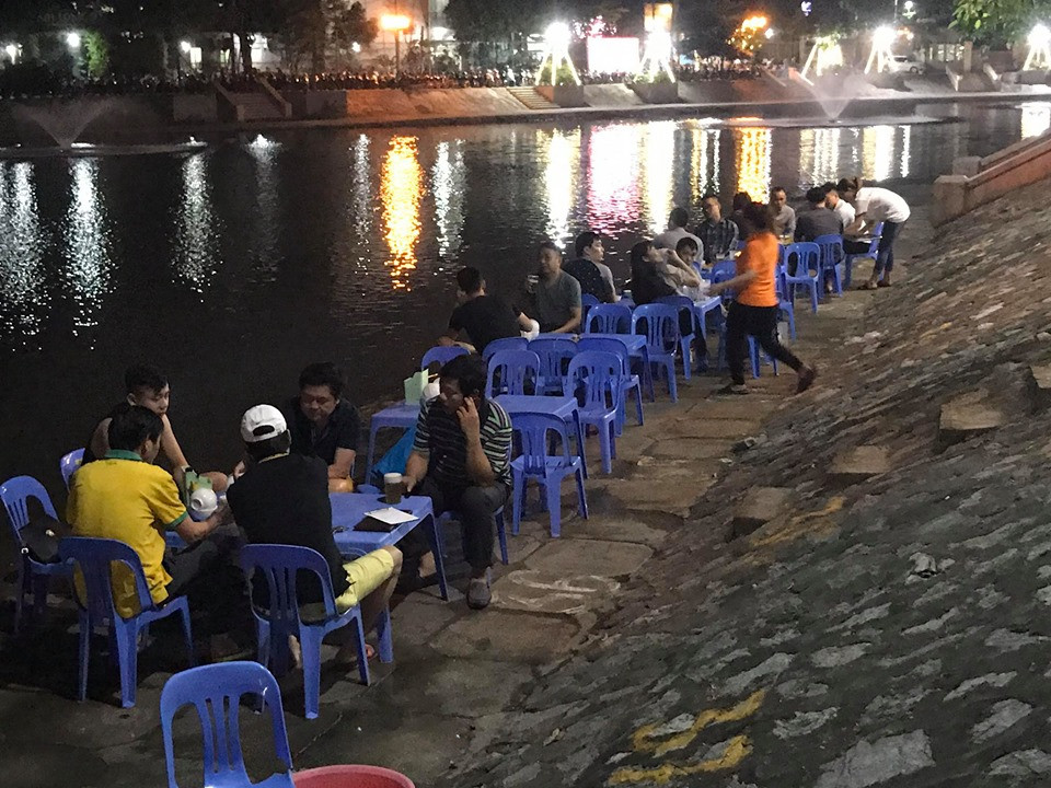 Quận và phường bất lực để quán bia chiếm vỉa hè, bờ hồ giữa dịch COVID-19? ảnh 7