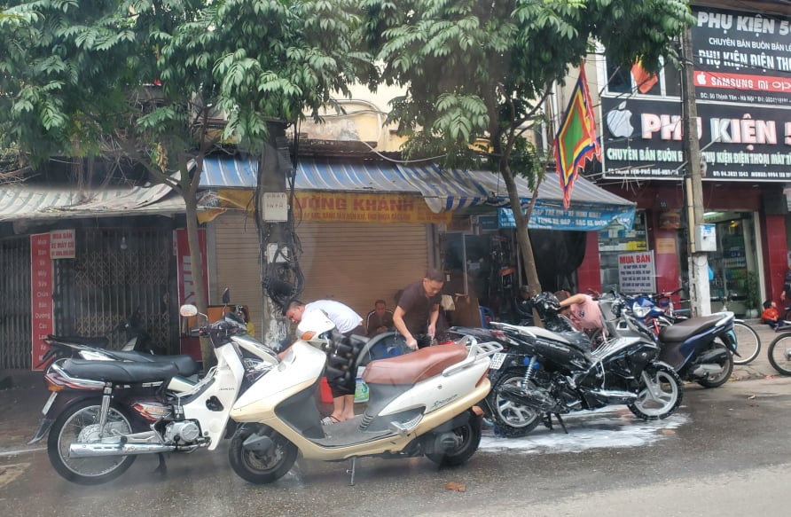 Dịch vụ rửa xe tấp nập, kiếm bộn tiền ngày giáp Tết ảnh 7