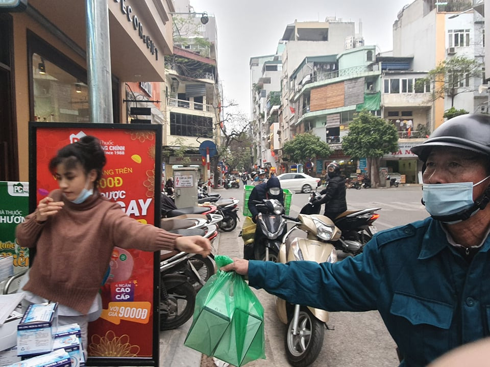 Dịch COVID-19 diễn biến phức tạp, người Hà Nội xếp hàng mua khẩu trang ảnh 7