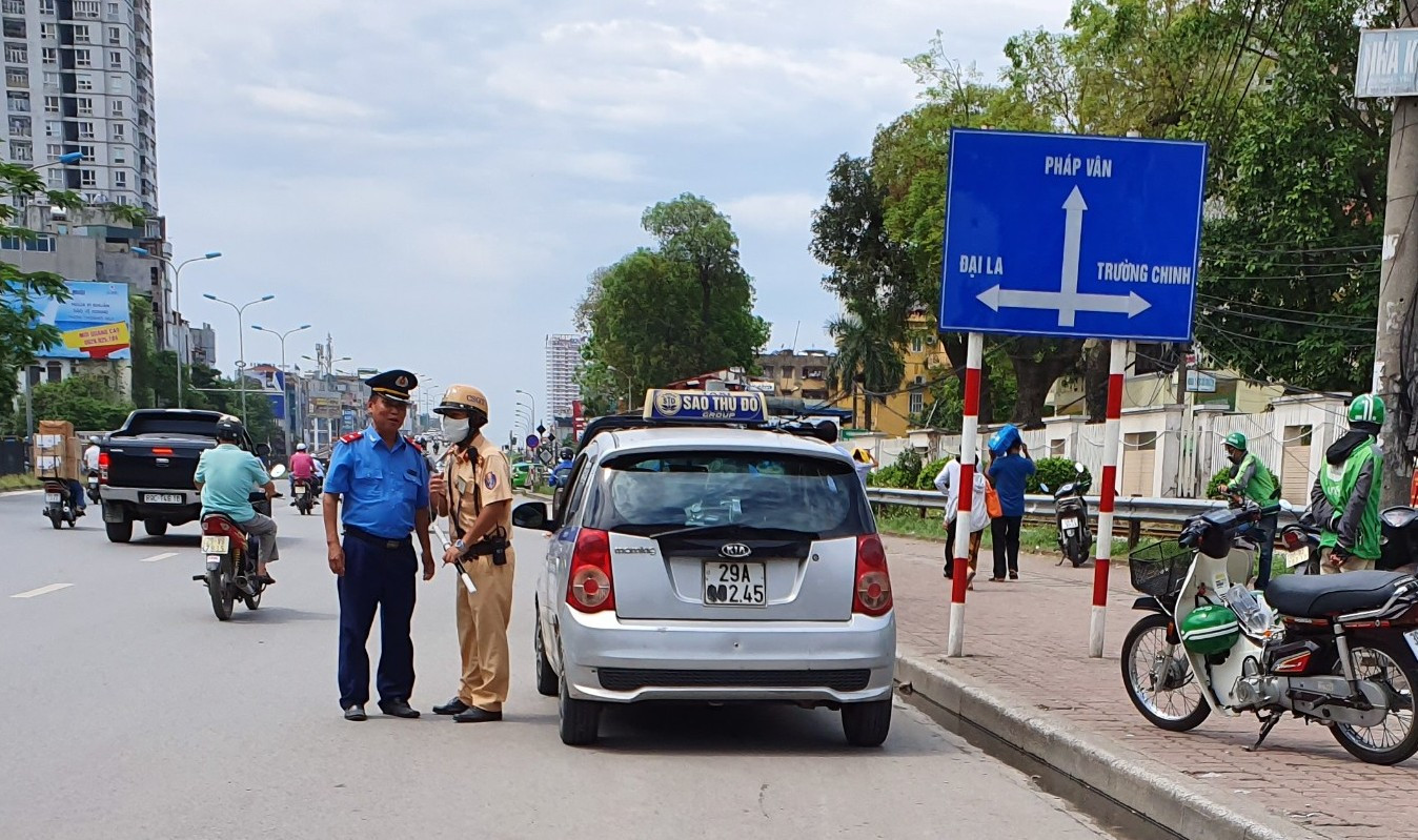 Ra quân xử phạt loạt taxi 'biến hóa' biển số, đón khách sai quy định ở Hà Nội ảnh 4