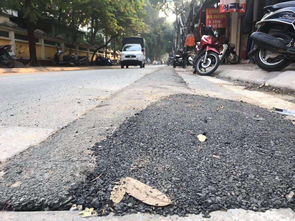 Xót xa nhìn con đường vừa thảm lại bị đào bới, chắp vá giữa Thủ đô ảnh 6