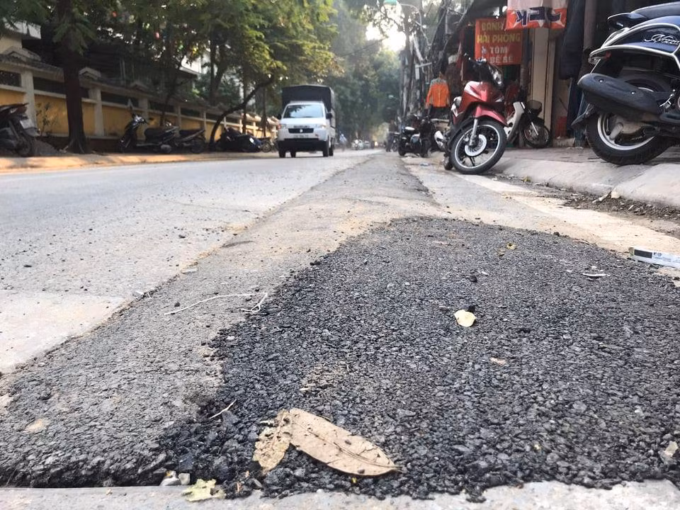 Xót xa nhìn con đường vừa thảm lại bị đào bới, chắp vá giữa Thủ đô ảnh 6