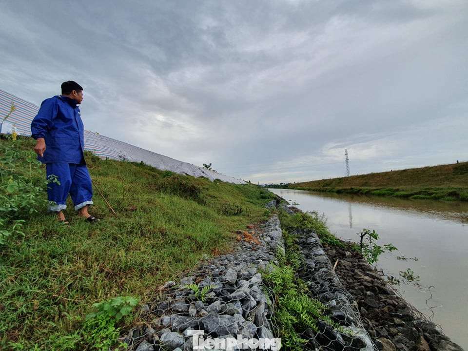 Cận cảnh đường đê còn bảo hành đã sụt trượt nghiêm trọng ở Phú Thọ ảnh 3
