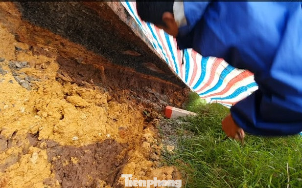 Cận cảnh đường đê còn bảo hành đã sụt trượt nghiêm trọng ở Phú Thọ ảnh 2