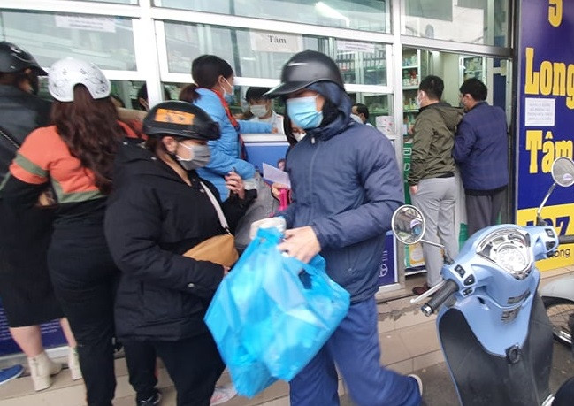Dịch COVID-19 diễn biến phức tạp, người Hà Nội xếp hàng mua khẩu trang ảnh 5