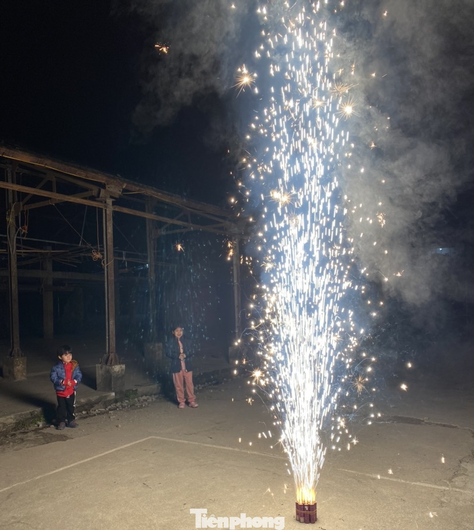 Con trẻ háo hức đốt pháo hoa, nếm vị Tết xưa ảnh 5