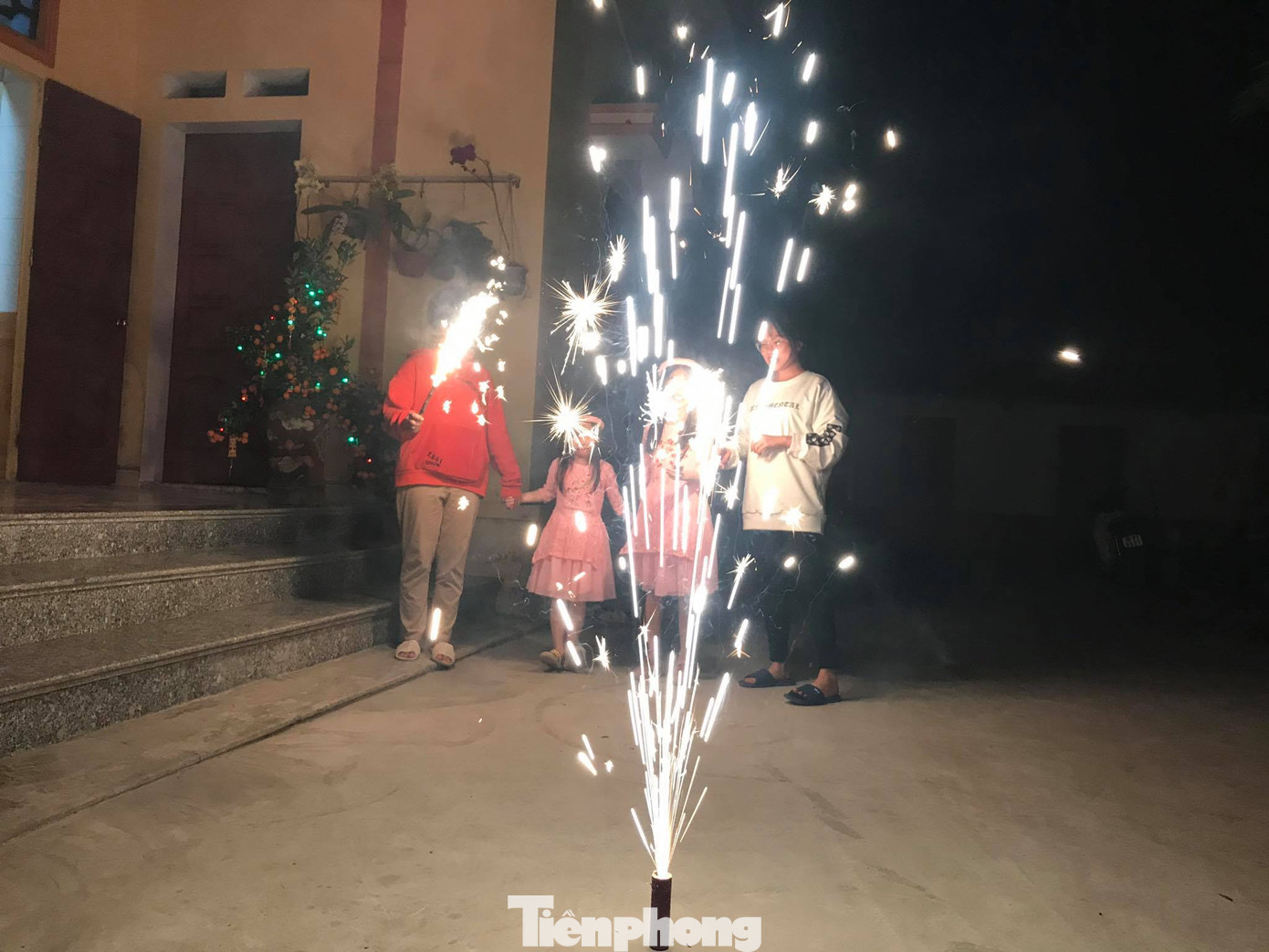 Con trẻ háo hức đốt pháo hoa, nếm vị Tết xưa ảnh 7