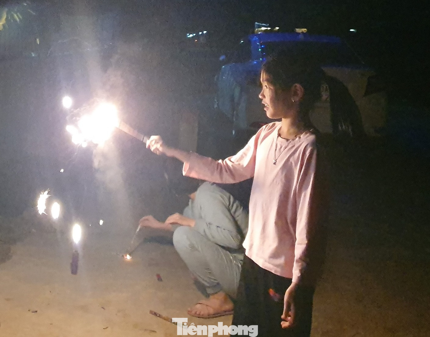 Con trẻ háo hức đốt pháo hoa, nếm vị Tết xưa ảnh 6