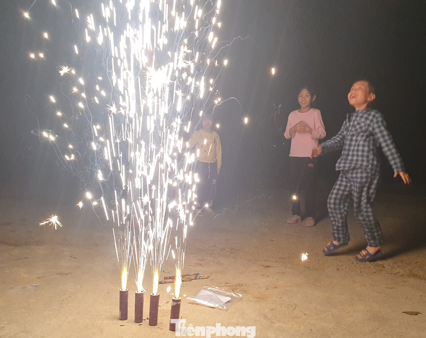 Con trẻ háo hức đốt pháo hoa, nếm vị Tết xưa ảnh 4