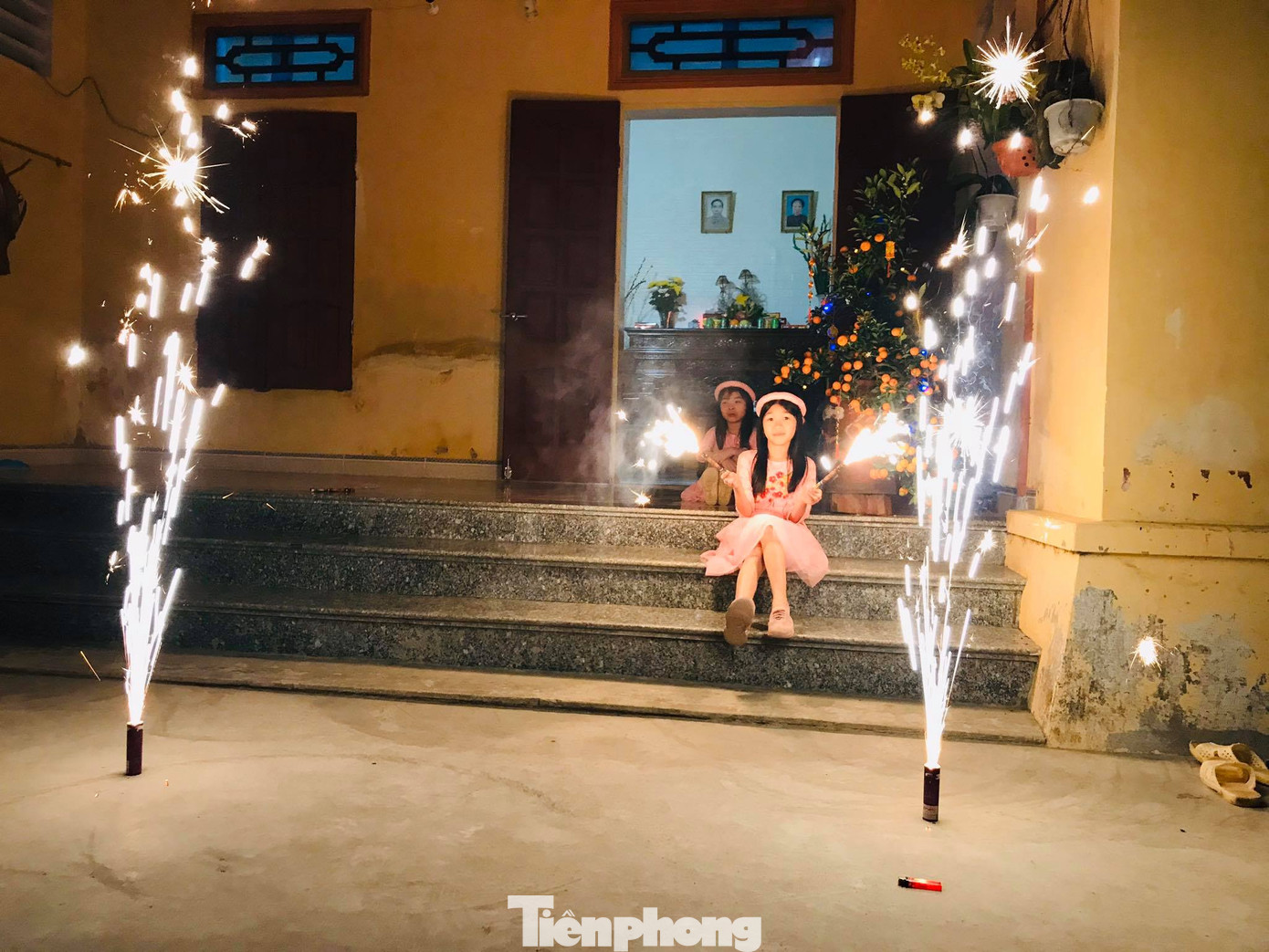 Con trẻ háo hức đốt pháo hoa, nếm vị Tết xưa ảnh 2