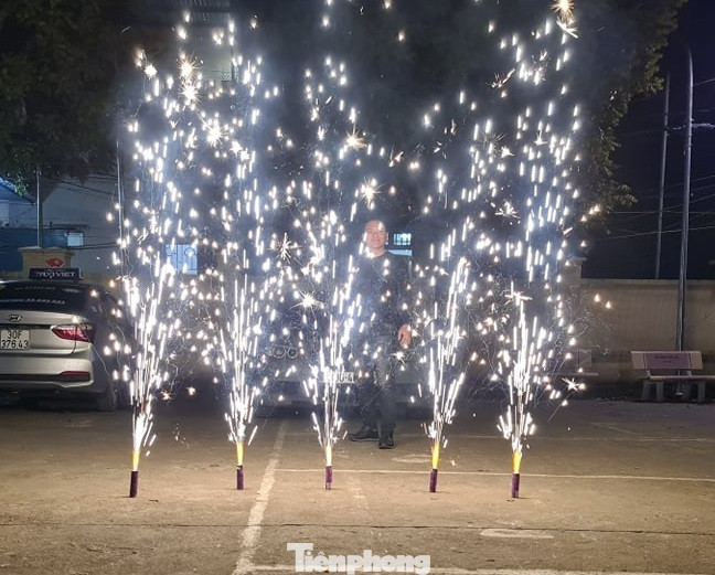 Con trẻ háo hức đốt pháo hoa, nếm vị Tết xưa ảnh 8