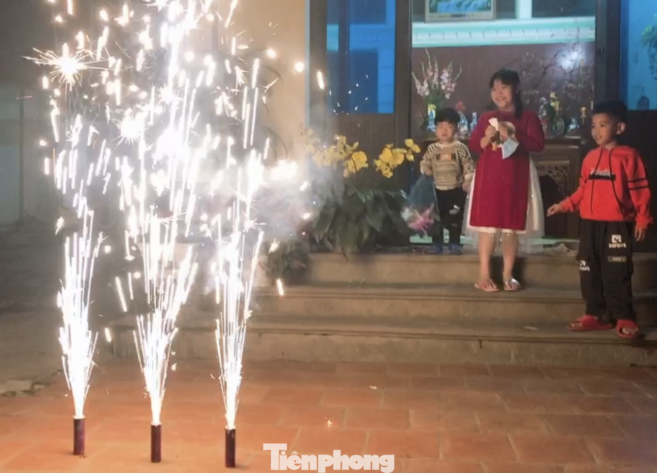 Con trẻ háo hức đốt pháo hoa, nếm vị Tết xưa ảnh 3