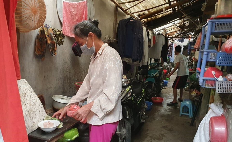 Xóm chạy thận cạnh bệnh viện Bạch Mai được hỗ trợ tiền, cách ly tại chỗ ảnh 3