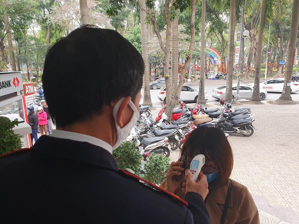Chung cư, văn phòng ở Hà Nội tái triển khai đo thân nhiệt phòng COVID-19 ảnh 1