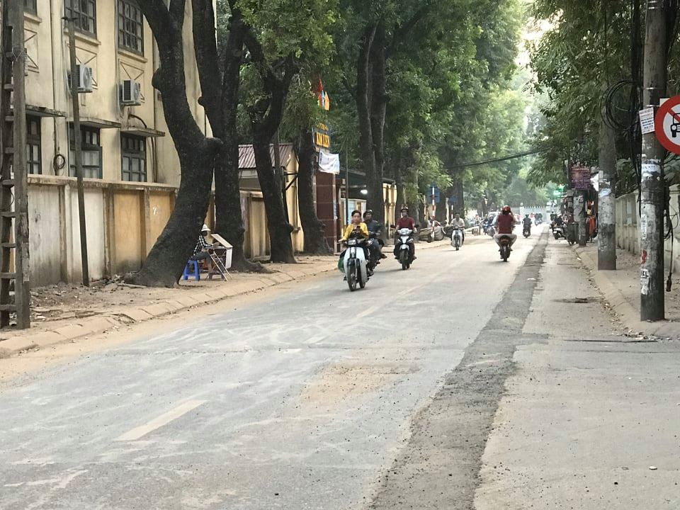 Xót xa nhìn con đường vừa thảm lại bị đào bới, chắp vá giữa Thủ đô ảnh 7
