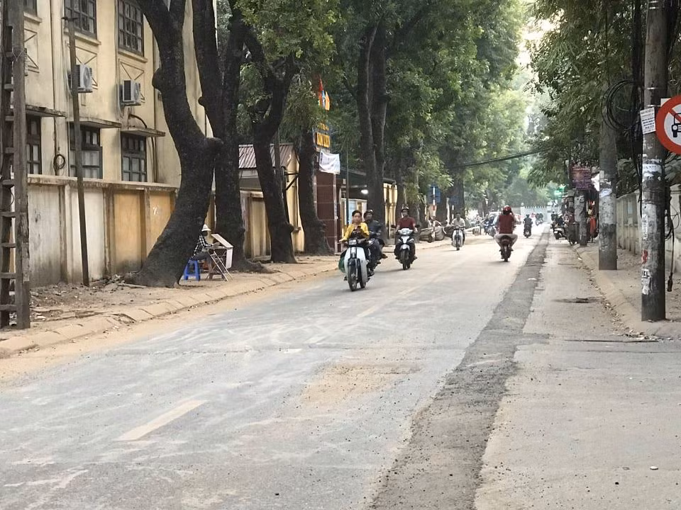 Xót xa nhìn con đường vừa thảm lại bị đào bới, chắp vá giữa Thủ đô ảnh 7