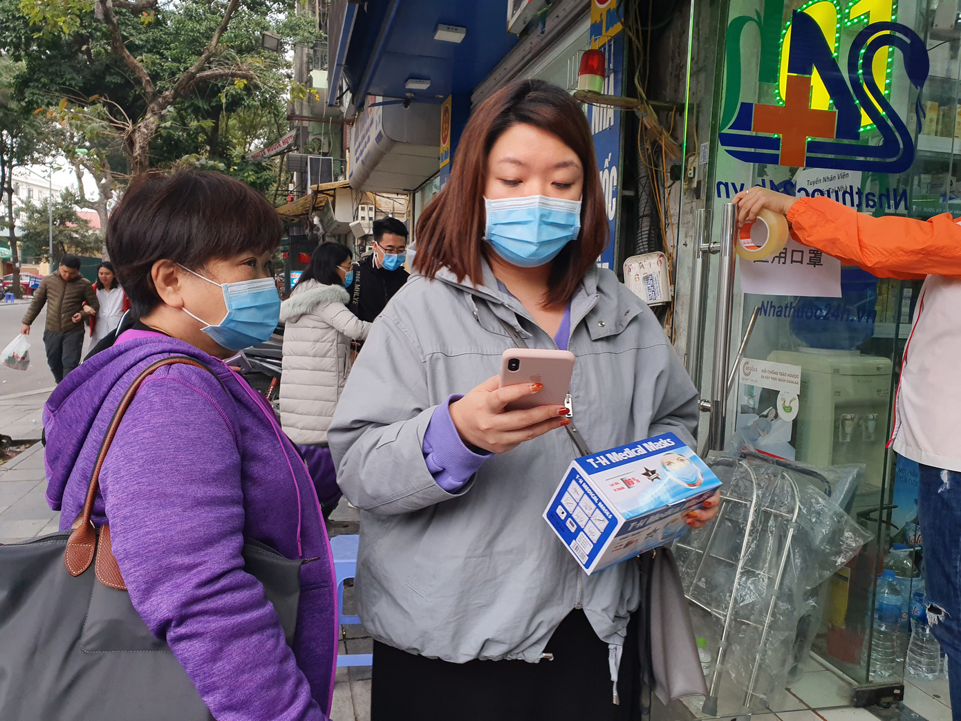 Người dân hối hả chạy mua khẩu trang phòng virus Corona mới ảnh 5