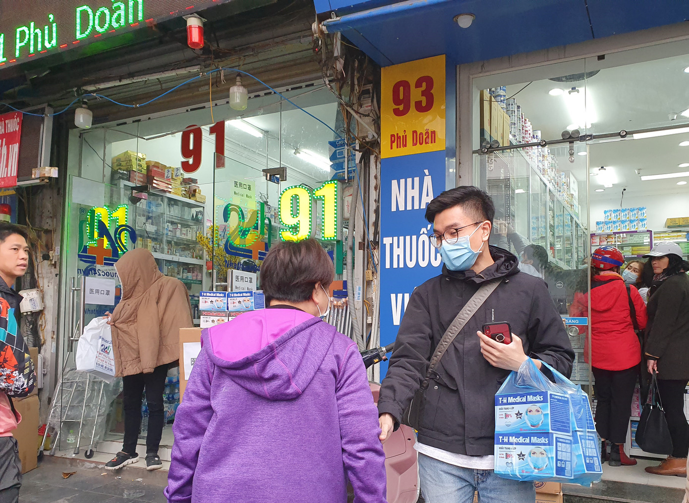 Người dân hối hả chạy mua khẩu trang phòng virus Corona mới ảnh 6