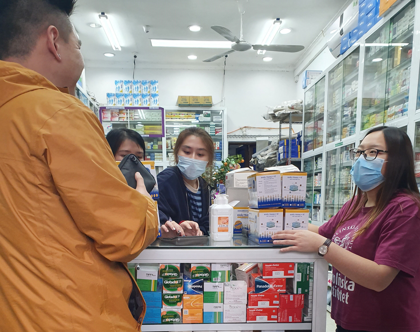 Người dân hối hả chạy mua khẩu trang phòng virus Corona mới ảnh 3