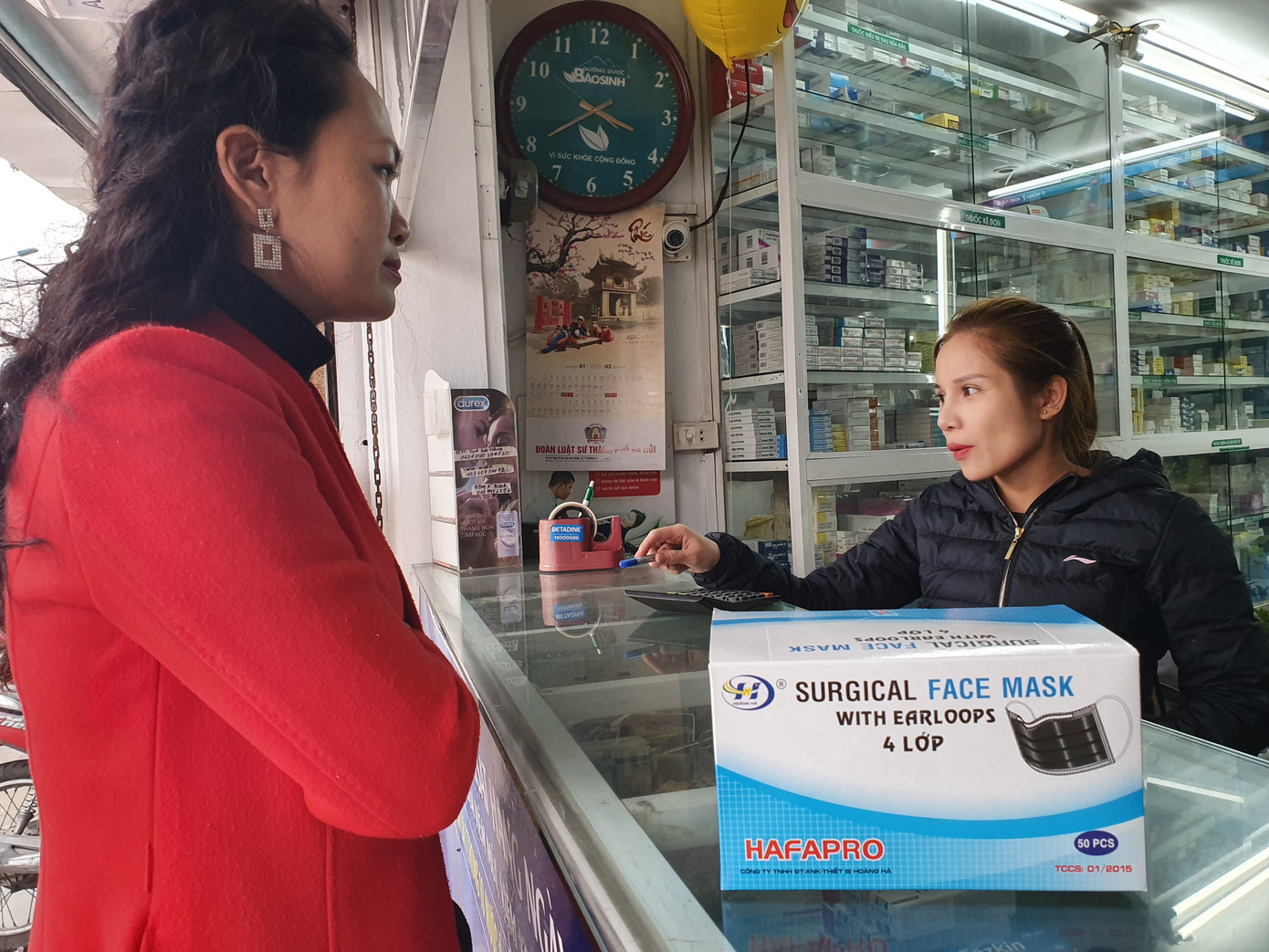 Người dân hối hả chạy mua khẩu trang phòng virus Corona mới ảnh 2