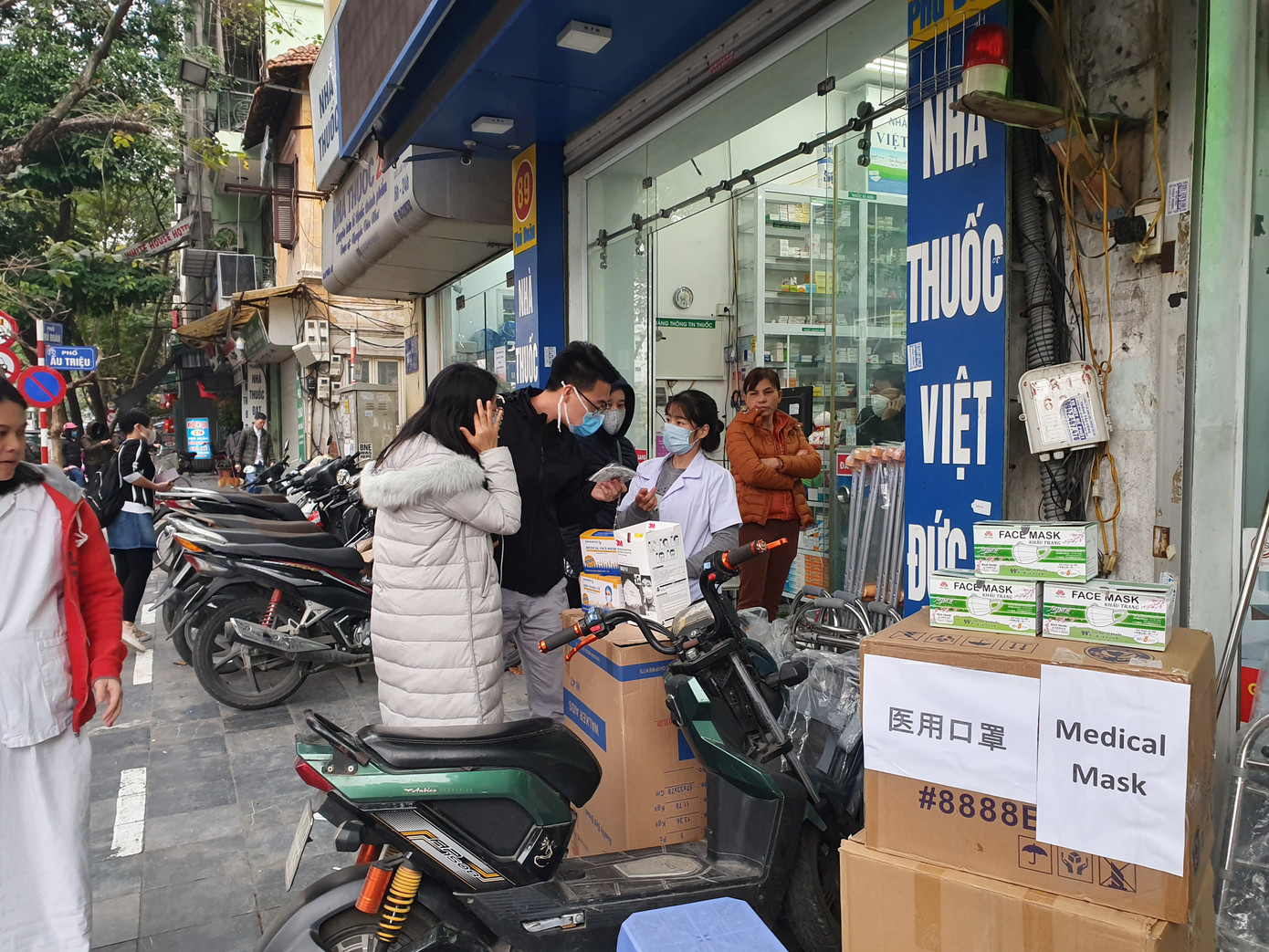 Người dân hối hả chạy mua khẩu trang phòng virus Corona mới ảnh 4