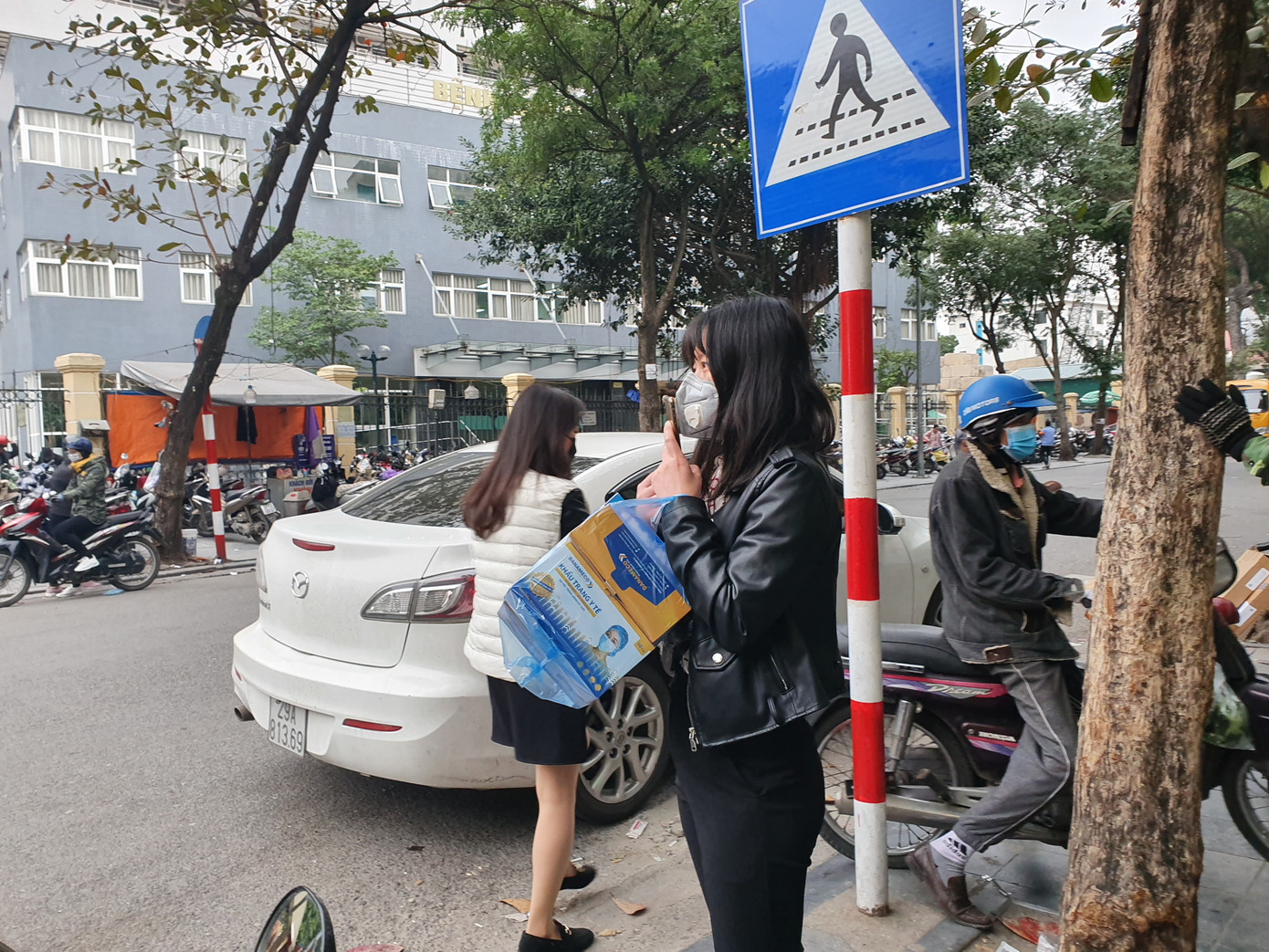 Người dân hối hả chạy mua khẩu trang phòng virus Corona mới ảnh 7