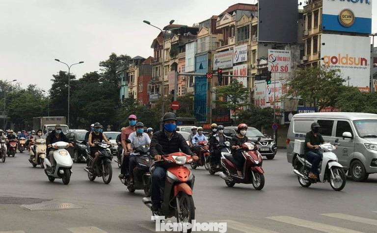 Nhiều người Hà Nội lơ là không đeo khẩu trang, 'lượn lờ' giữa phố đông ảnh 2