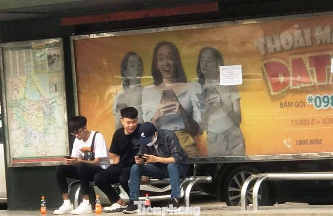 Nhiều người Hà Nội lơ là không đeo khẩu trang, 'lượn lờ' giữa phố đông ảnh 7