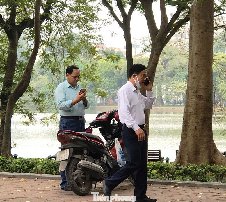 Nhiều người Hà Nội lơ là không đeo khẩu trang, 'lượn lờ' giữa phố đông ảnh 10