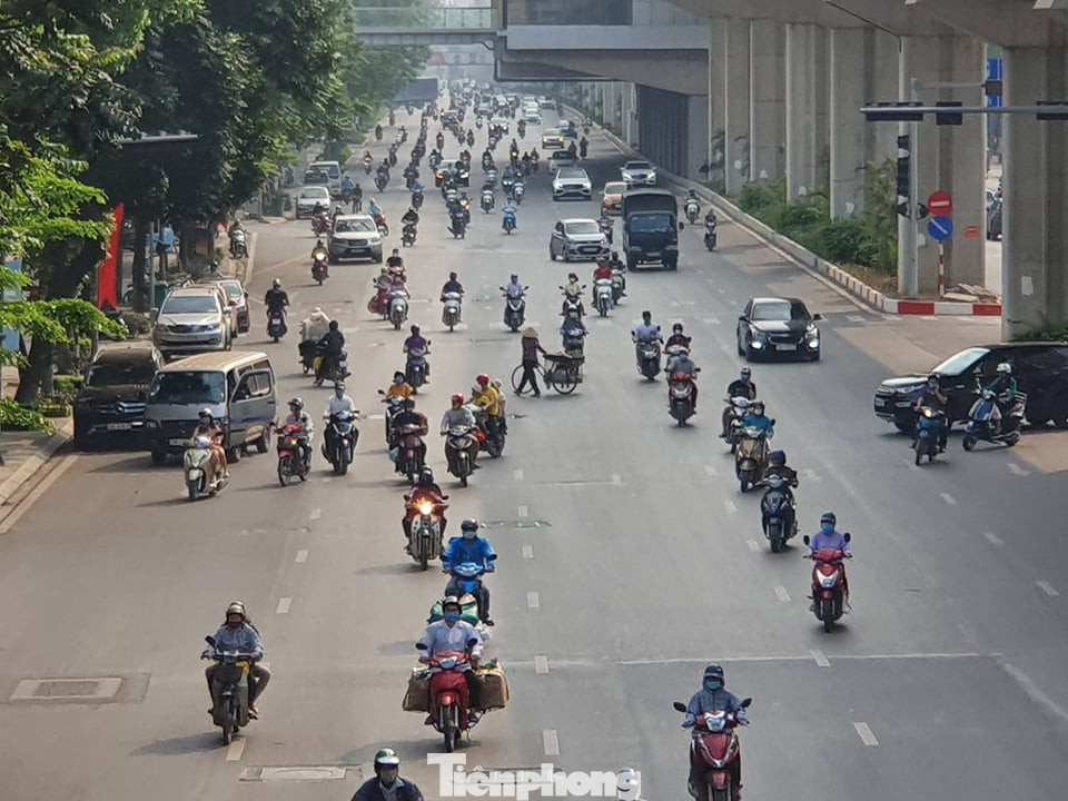 Nhiều người Hà Nội lơ là không đeo khẩu trang, 'lượn lờ' giữa phố đông ảnh 1